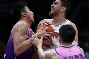 米乐官方网址-外援单场砍下+，帮助球队反超对手获胜