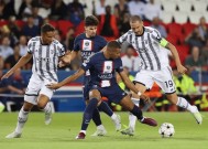 米乐官网app-尼斯球员欢庆进球，助球队获胜