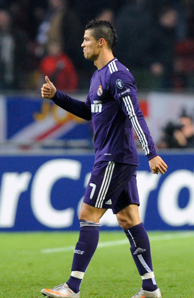 关于阿贾克斯卫冕冠军遭遇困难，谋求逆转胜的信息