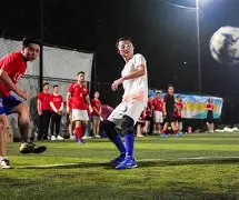 赛场上一幕幕激烈对战,球队全力以赴 赛场上一幕幕激烈对战,球队全力以赴