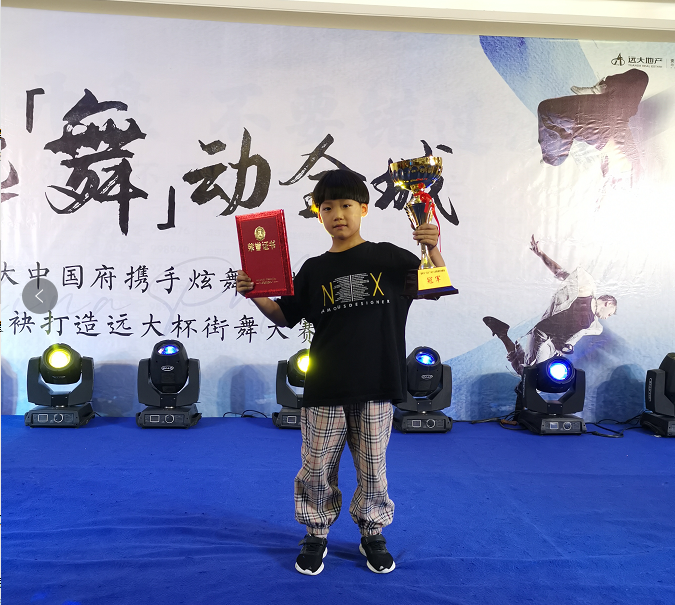 红蓝军团争锋相对，激情角逐难分胜负的简单介绍