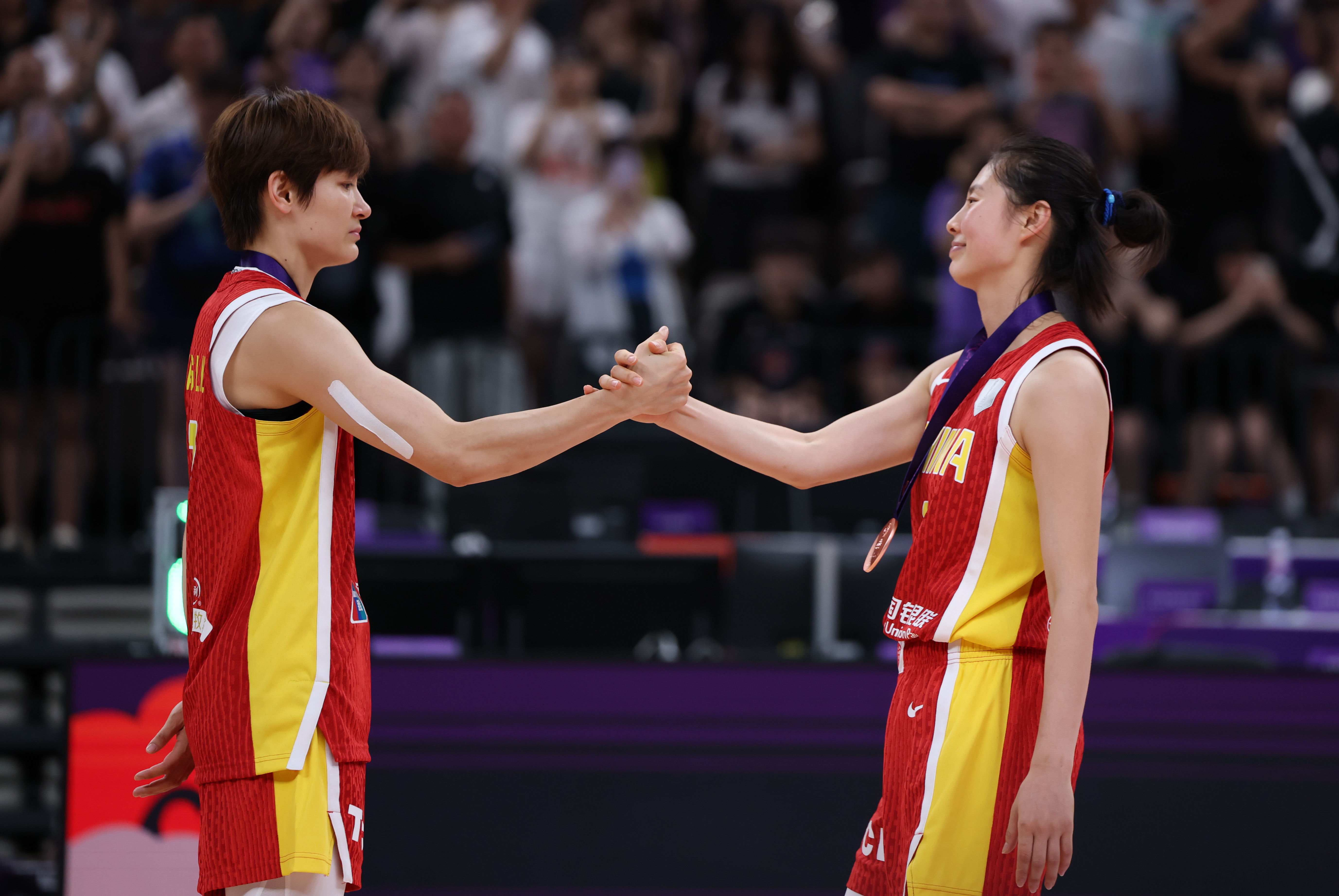 亚洲篮球赛事突围国内，争相争夺冠军(亚洲篮球赛程)