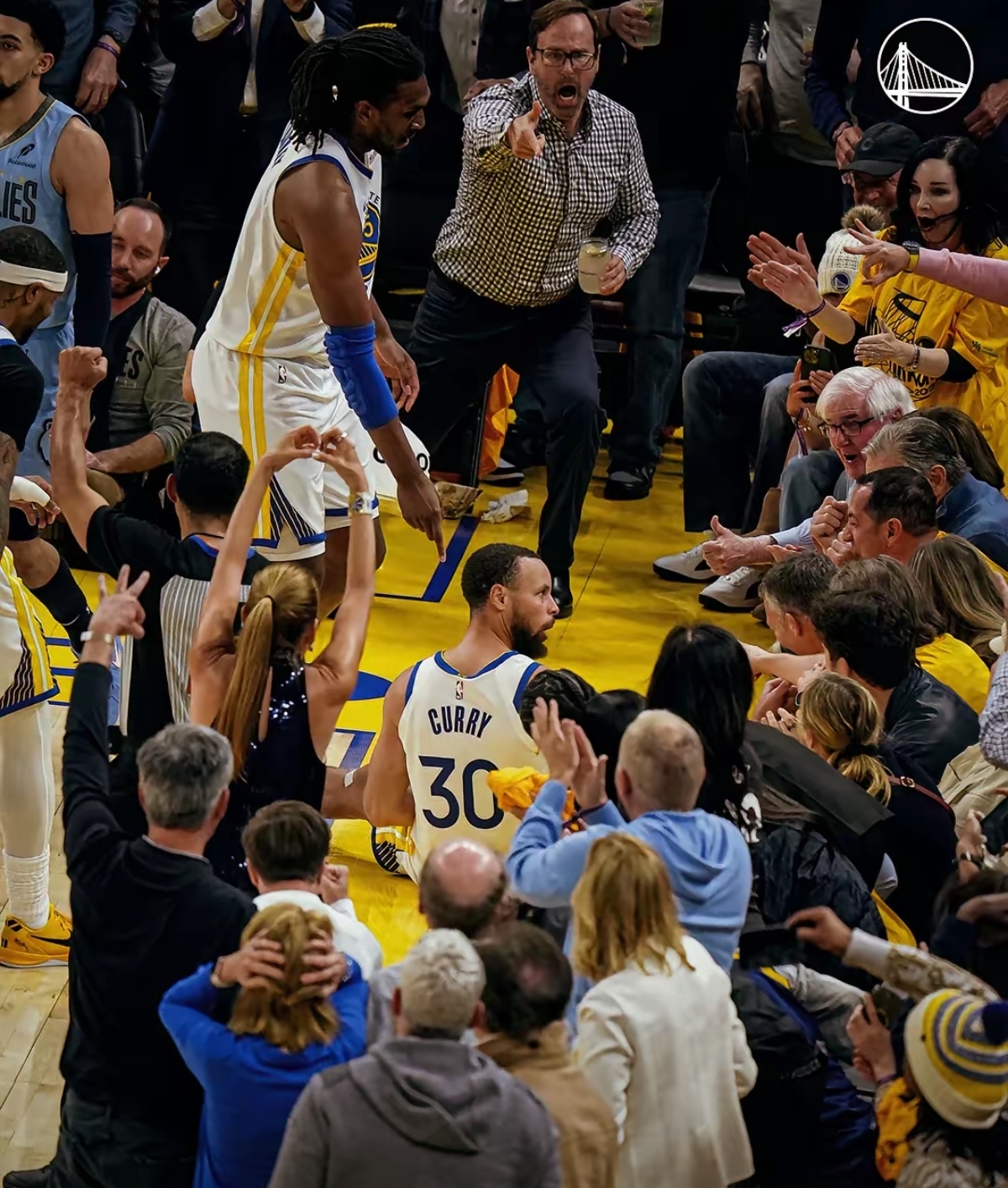 竞技场上精彩纷呈！球员们拼尽全力争胜(赛场上的竞技)